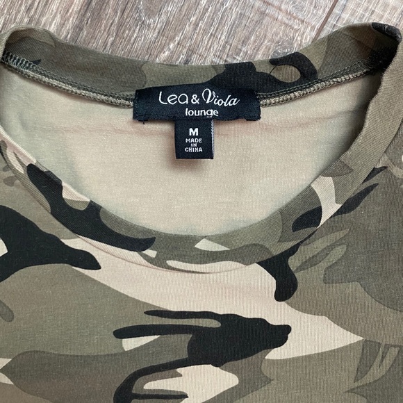 NWOT Camouflage lace up T-shirt Size M - Picture 4 of 7